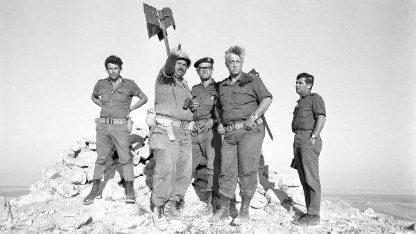 إسرائيل بحثت إلقاء قنبلة نووية فوق إحدى القمم الجبلية في شبه جزيرة سيناء