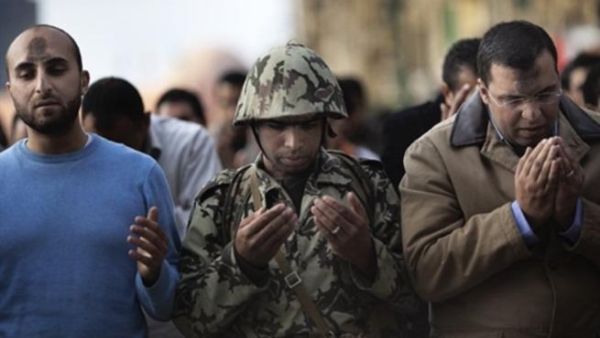 يصف الجيش بالعمود الفقري لمصر 