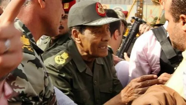 المشير طنطاوي خلال زيارته لميدان التحرير/ارشيف