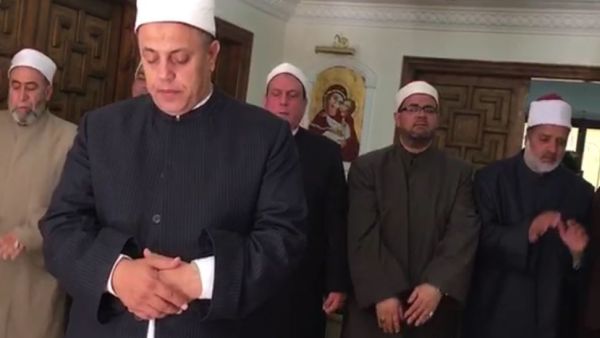 علماء في الأزهر الشريف يؤدون الصلاة داخل كنيسة الأنبا بيشوي 