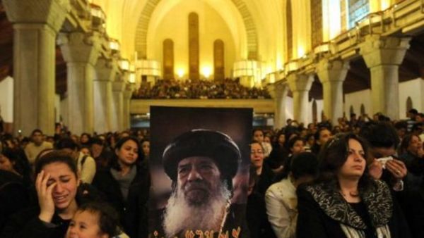 يحتشد ما يزيد على نصف مليون مصري لإلقاء نظرة الوداع على البابا شنودة الثالث