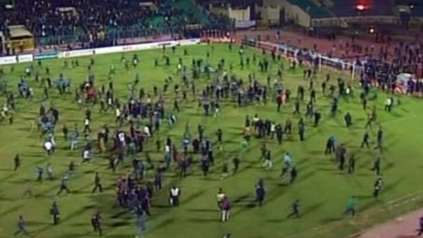 جماهير المصري البورسعيدي تجتاح أرض الملعب وتعتدي على لاعبي ومشجعي الأهلي