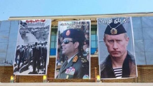 يندرج رفع صورة بوتين في إطار تعبير كثيرين من المصريين عن تقديرهم وامتنانهم لموقف روسيا