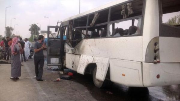 قتل ثلاثة اشخاص على الاقل وجرح 17 اخرون صباح الاثنين في هجوم شنه مسلحون على حافلة تنقل عمالا في معمل للاسمنت في مدينة العريش بشمال شبه جزيرة سيناء.