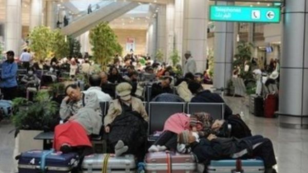 اجانب ومصريون في مطار القاهرة