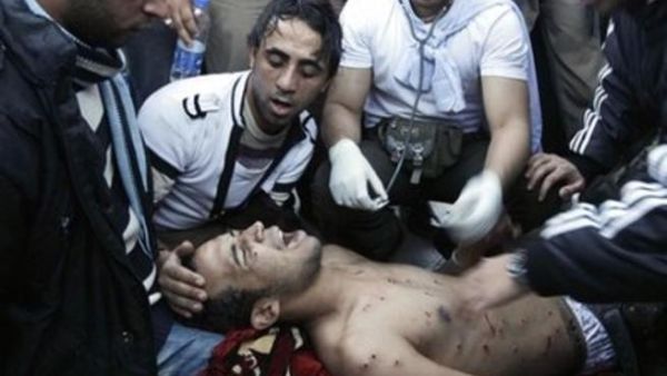 احد المصابين خلال الاحتجاجات في القاهرة