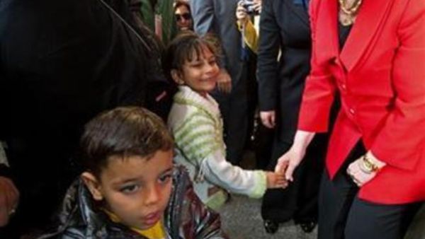 هيلاري كلينتون تصافح أرملة وطفلي أحد المصريين الذين قتلوا في الثورة المصرية أثناء تجولها في ميدان التحرير
