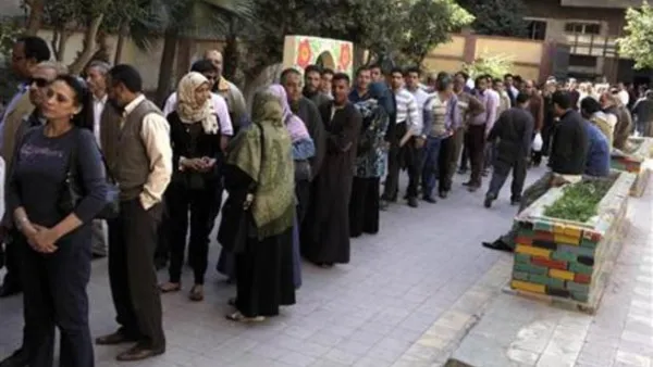 مصريون يصطفون للادلاء باصواتهم في استفتاء وطني بمدرسة في القاهرة يوم السبت
