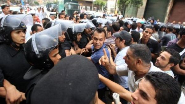 شرطة مكافحة الشغب المصرية تفرق متظاهرين في القاهرة 