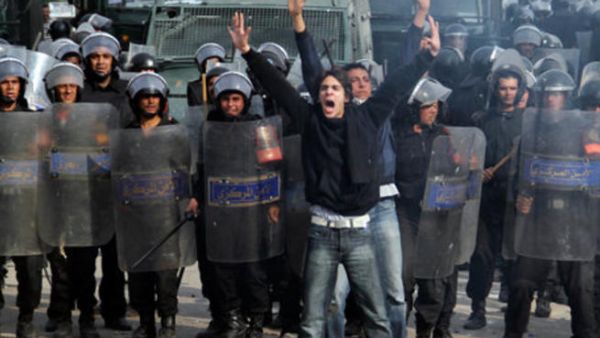 اعداد ضخمة من الشرطة في مواجهة المحتجين في القاهرة