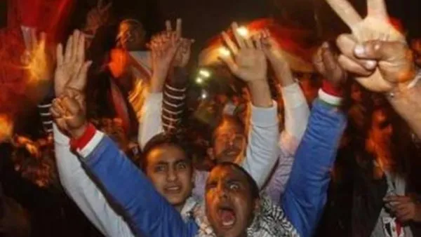 مصريون في ميدان التحرير يلوحون بايديهم ابتهاجا 