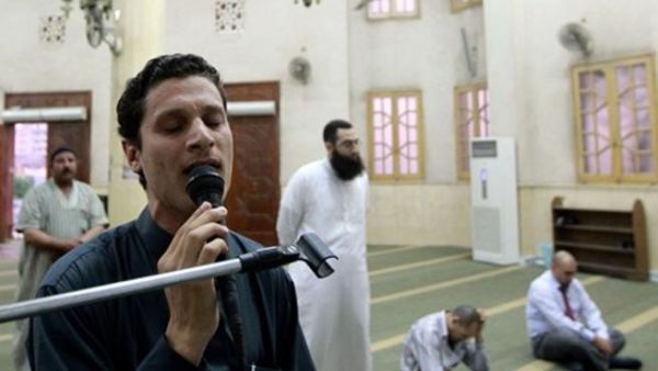 مؤذن في احد مساجد القاهرة، الثلاثاء/أ.ف.ب