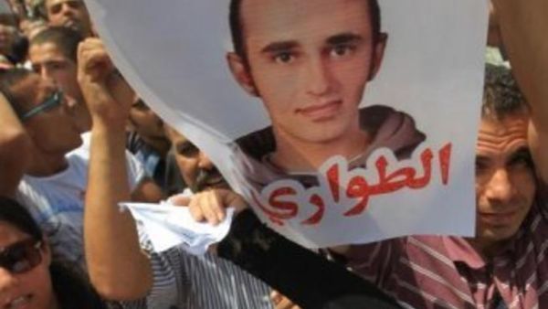 مصري يحمل صورة للشاب المصري خالد سعيد في تظاهرة في الاسكندرية 