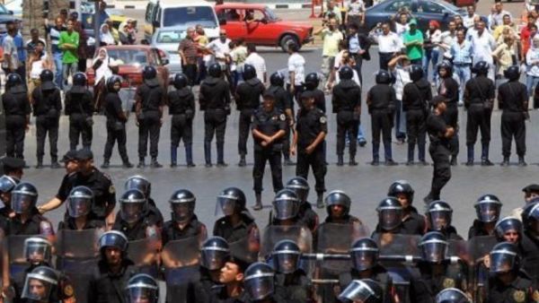 قوات الامن المصرية تنتشر اثناء تظاهرة في الاسكندرية
