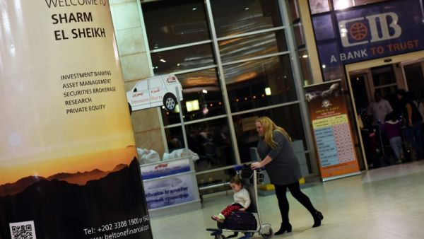 مطار شرم الشيخ استقبل الاثنين ٨٠٠ سائحا من جنسيات أجنبية مختلفة