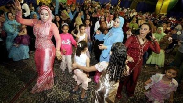 نساء وبنات صغار يرقصن في حفل زفاف في القاهرة