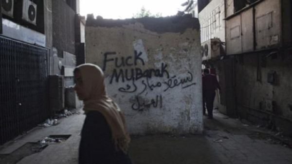 شعار يصف الرئيس المصري بالعميل/أ.ف.ب