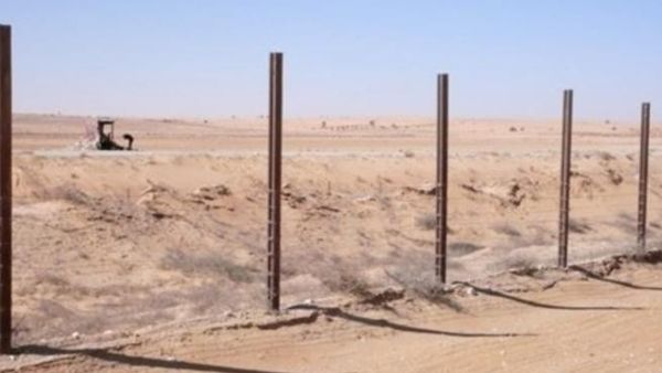 أسلاك شائكة تفصل بين سيناء المصرية وإسرائيل أسلاك شائكة تفصل بين سيناء المصرية وإسرائيل