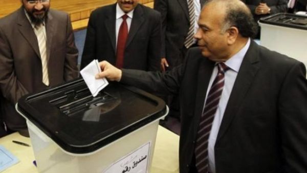رئيس مجلس الشعب المصري سعد الكتاتني يدلي بصوته في جلسة اختيار لجنة وضع الدستور الجديد