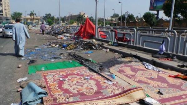 قوات الأمن وجهت إنذارا للمهاجمين، ثم بدأت تتعامل معهم بإلقاء قنابل الدخان، وإطلاق النار في الهواء