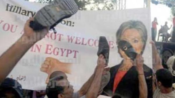 مصريين ودعوا كلينتون بطريقتهم الخاصة