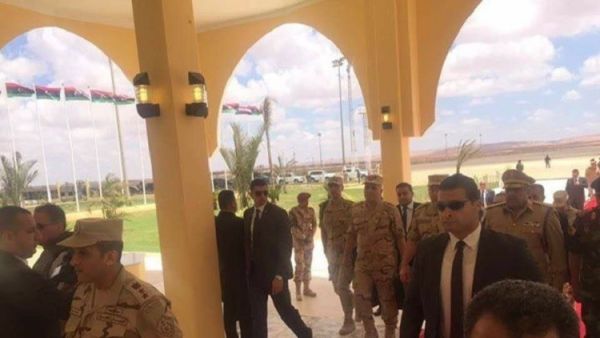 رئيس أركان الجيش المصري الفريق محمود حجازي يصل إلى مطار بنينا في مدينة بنغازي