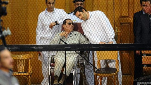  الرئيس المصري المخلوع حسني مبارك ونجليه