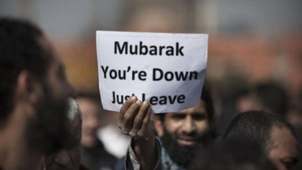 متظاهر يرفع لافتة تطالب مبارك بالتنحي