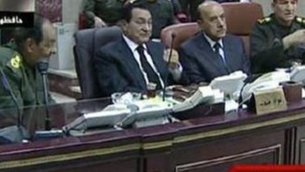 مبارك والى يساره نائبه عمر سليمان