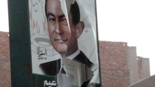 بدأت حملة منظمة لإزالة صور مبارك 