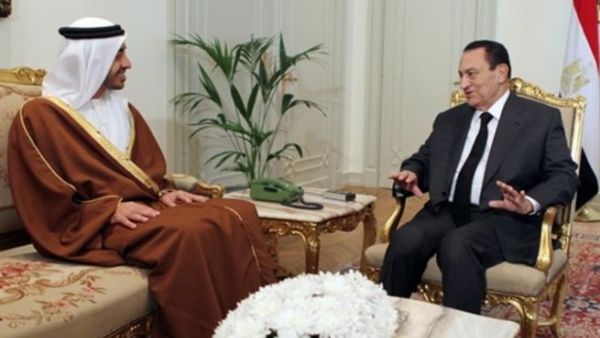 مبارك خلال استقباله وزير خارجية الإمارات /أ.ف.ب 