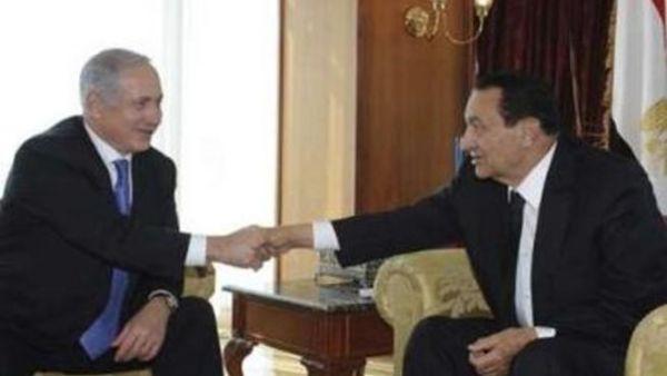 lمبارك (يمين) يصافح نتانياهو خلال لقائهما في شرم الشيخ الخميس