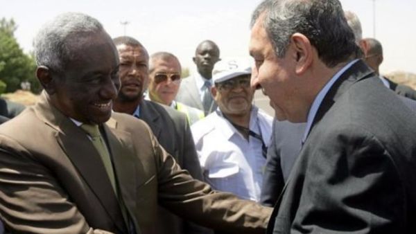 النائب الثاني للرئيس السوداني علي عثمان طه يستقبل رئيس الوزراء المصري عصام شرف في مطار الخرطوم 
