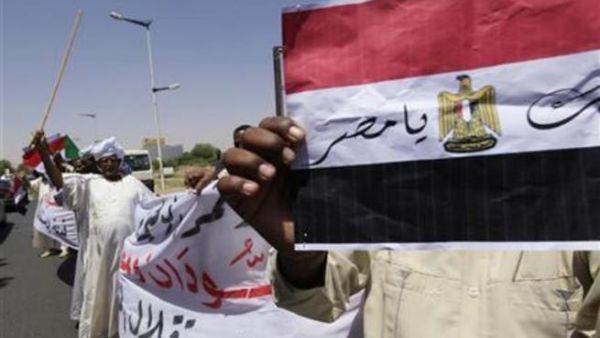 سودانيون ومقيمون مصريون يستقبلون رئيس الوزراء المصري عصام شرف لدى وصوله يوم الاحد الى الخرطوم
