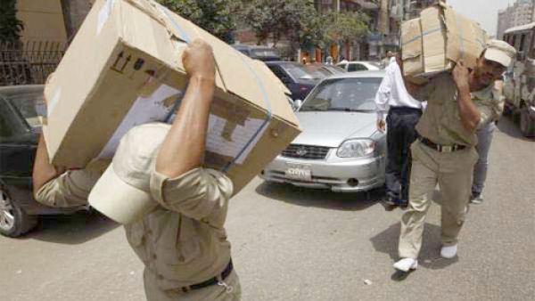 افراد الجيش المصري يحملون بطاقات الانتخابات