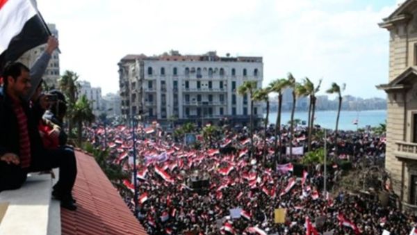 متظاهرون في كورنيش الاسكندرية/الجمعة 11/2/2011/أ.ف.ب