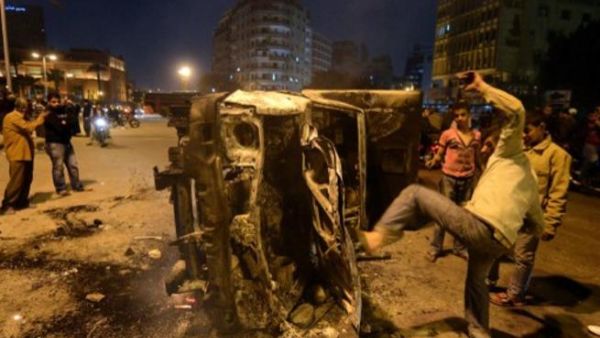 سيارة للامن محترقة في اعقاب تظاهرة عنيفة في القاهرة/أ.ف.ب