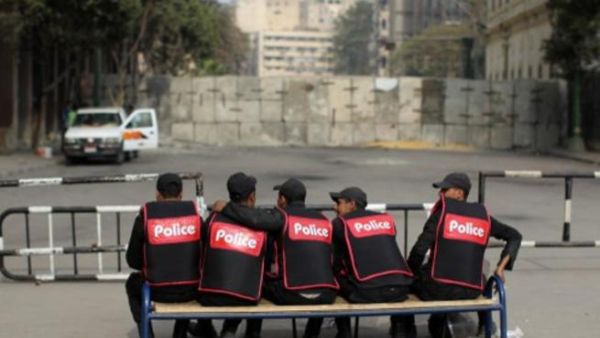 افراد من الشرطة خارج مقر مجلس الشورى في القاهرة/أ.ف.ب