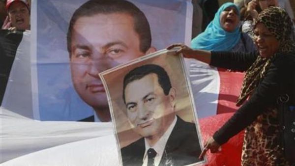 مؤيدون للرئيس المصري السابق حسني مبارك أمام اكاديمية الشرطة بالقاهرة حيث تجري محاكمة مبارك
