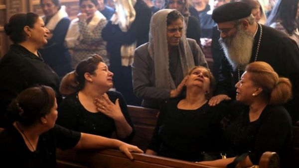 أقباط يشيعون ضحايا هجوم المنيا