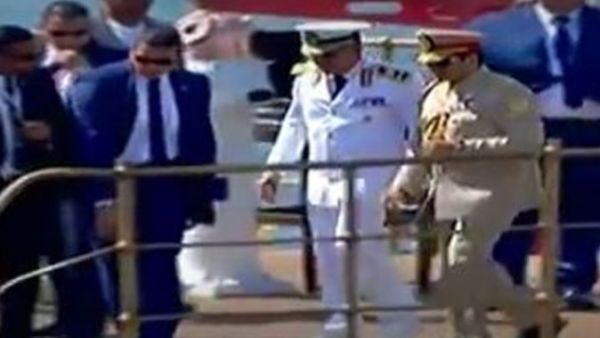الرئيس المصري عبد الفتاح السيسي يستقل يخت “المحروسة” التاريخي 
