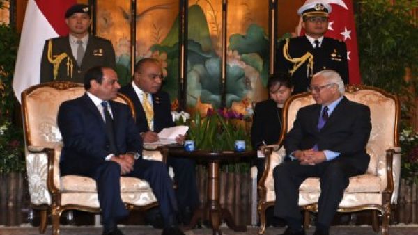 الرئيسان المصري عبدالفتاح السيسي والسنغافوري تون تان
