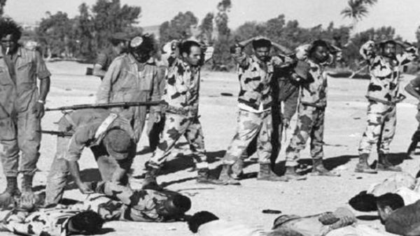 جنود من الشرطة العسكرية الإسرائيلية يعذبون أسرى مصريين