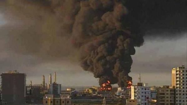 دخان يتصاعد من إنفجار سابق في مدينة السويس/ أرشيفية