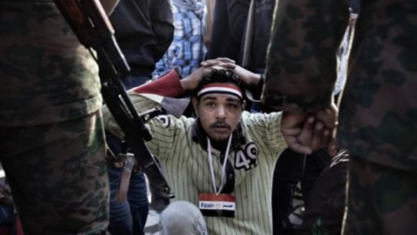 متظاهر معتقل من قبل الجيش المصري