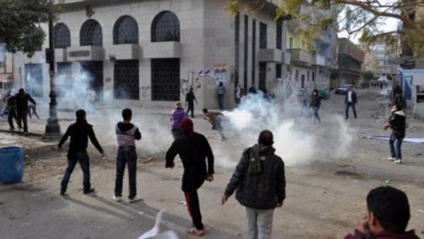 شباب الثورة يهاجمون قوات الامن قرب وزارة الداخلية 