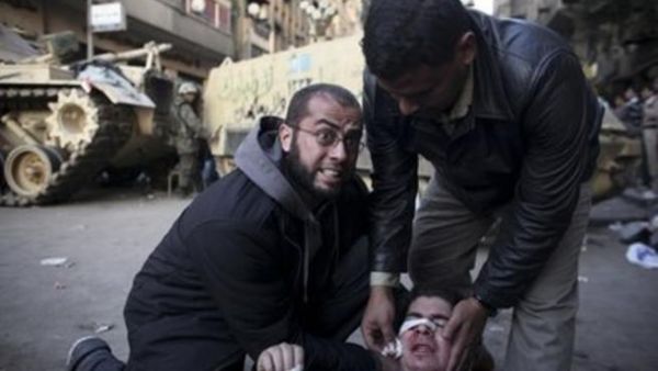 إسعاف أحد مصابي ميدان التحرير