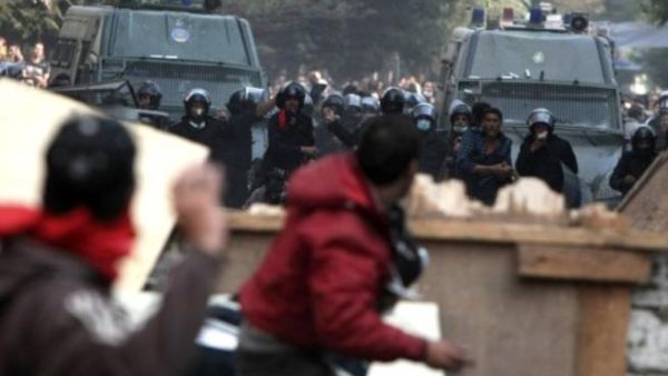 مواجهات عنيفة بين شبان ميدان التحرير وقوات الأمن المركزي المصرية