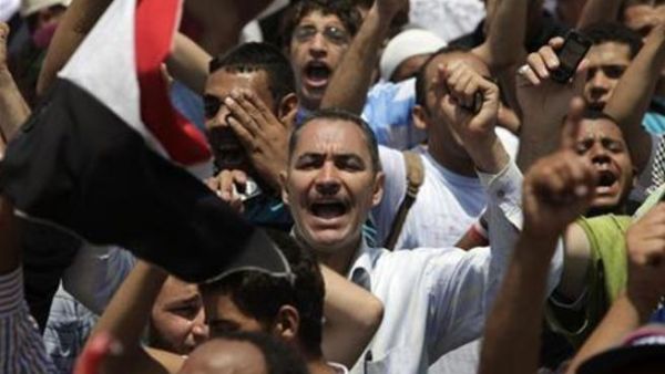 محتجون في ميدان التحرير يوم 8 يوليو تموز
