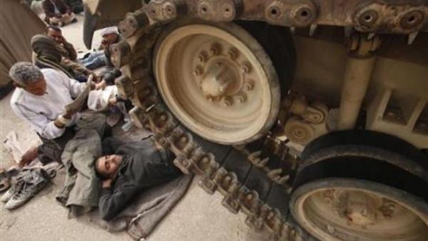 احد المعتصمين في ميدان التحرير يفترش الأرض إمام دبابات الجيش /ارشيف 